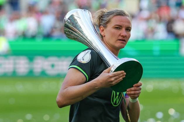 Bilder des Jahres 2023, Sport 05 Mai Sport Themen der Woche KW20 Sport Bilder des Tages DFB Pokalfinale der Damen - VfL Wolfsburg - SC Freiburg am 18.05.2023 im RheinEnergieStadion in Köln Alexandra Popp (Wolfsburg 11) mit dem Pokal