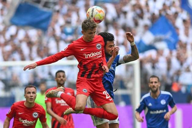 Kopfball Kopfballduell Jesper Lindstrom ( 29, Eintracht Frankfurt) Danny Latza ( 8, 1. FC Schalke 04) 20.05.2023 Fussball FC Schalke 04 vs Eintracht Frankfurt , Veltins-Arena, Gelsenkirchen, DFB DFL REGULATIONS PROHIBIT ANY USE OF PHOTOGRAPHS AS IMAGE SEQUENCES AND OR QUASI-VIDEO NRW Germany
