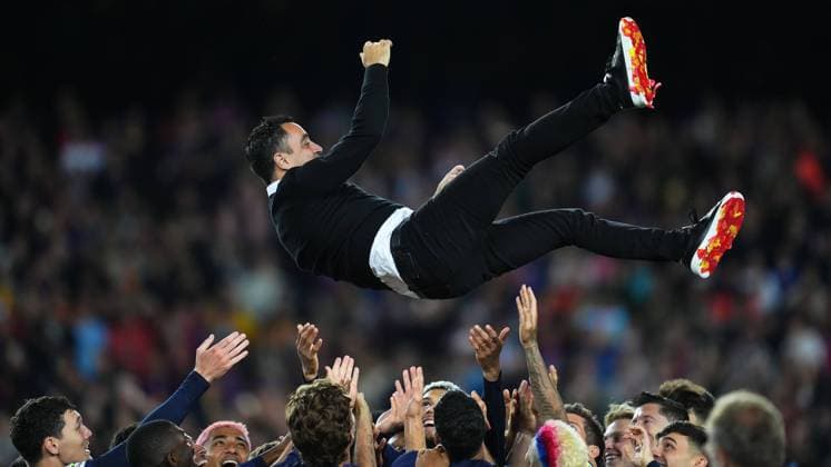 Bilder des Jahres 2023, Sport 05 Mai Sport Themen der Woche KW20 Sport Bilder des Tages Mandatory Credit: Photo by Bagu Blanco Pressinphoto Shutterstock (13922363n) FC Barcelona, Barca head coach Xavi Hernandez celebrates with his players FC Barcelona v Real Sociedad, La Liga, date 35. Football, Spotity Camp Nou Stadium, Barcelona, Spain - 20 May 2023 EDITORIAL USE ONLY No use with unauthorised audio, video, data, fixture lists (outside the EU), club league logos or live services. Online in-match use limited to 45 images (+15 in extra time). No use to emulate moving images. No use in betting, games or single club league player publications services. FC Barcelona v Real Sociedad, La Liga, date 35. Football, Spotity Camp Nou Stadium, Barcelona, Spain - 20 May 2023 EDITORIAL USE ONLY No use with unauthorised audio, video, data, fixture lists (outside the EU), club league logos or live services. Online in-match use limited to 45 images (+15 in extra time). No use to emulate moving images. No use in betting, games or Copyright: xBaguxBlanco Pressinphoto Shutterstockx 13922363n