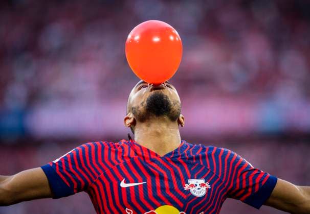 Sport Bilder des Tages Munic, Germany. 20th Mai, 2023. Torjubel: Christopher Nkunku (RBL) bläst einen Luftballon auf FC Bayern München - RB Leipzig 20.05.2023
