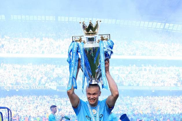Bilder des Jahres 2023, Sport 05 Mai Sport Themen der Woche KW20 Football - Premier League - Manchester City v Chelsea 21st May 2023 - Premier League - Manchester City v Chelsea - Erling Haaland of Manchester City balances the trophy on his head - Photo: Simon Stacpoole Offside. Manchester UK Copyright: xSimonxStacpoolexOffside