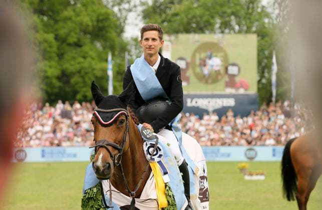Bilder des Jahres 2023, Sport 05 Mai Sport Themen der Woche KW20 Sport Bilder des Tages Foto : der Sieger Marvin Jüngel (GER) auf dem Pferd Balous Erbin Pferdesport, 92. Dt. Springderby in Hamburg , Klein Flottbek Finale , am So. 21.05.2022