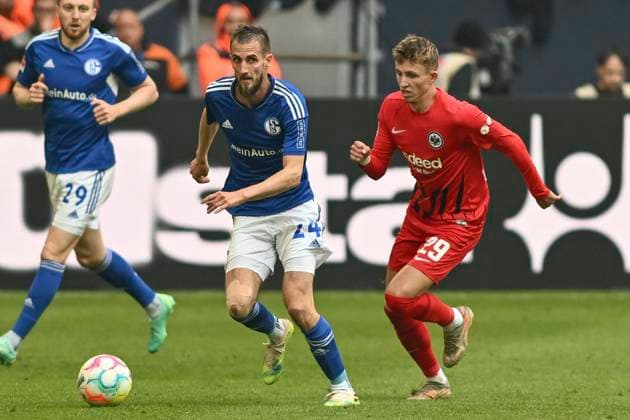 v. li. im Kampf um den Ball Dominick Drexler ( 24, 1. FC Schalke 04) Jesper Lindstrom ( 29, Eintracht Frankfurt) 20.05.2023 Fussball FC Schalke 04 vs Eintracht Frankfurt , Veltins-Arena, Gelsenkirchen, DFB DFL REGULATIONS PROHIBIT ANY USE OF PHOTOGRAPHS AS IMAGE SEQUENCES AND OR QUASI-VIDEO NRW Germany