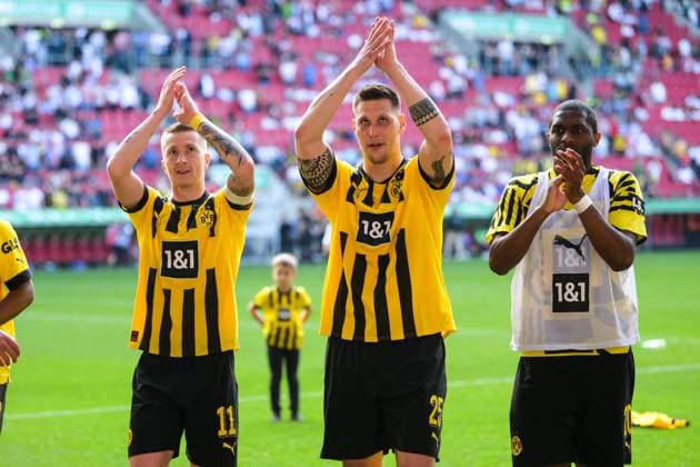 Fußball, 1. Bundesliga, 20230521, FC Augsburg - BV Borussia Dortmund. Im Bild Marco REUS (BV Borussia Dortmund, 11), Niklas SÜLE (BV Borussia Dortmund, 25) und Anthony MODESTE (BV Borussia Dortmund, 20) feiern Sieg vor Fans. Augsburg WWK-Arena Bayern Deutschland Copyright: Passion2Press MarkusxFischerx