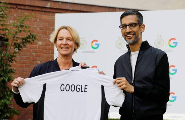 Bilder des Jahres 2023, Sport 05 Mai Sport Themen der Woche KW21 Sport Bilder des Tages Martina Voss-Tecklenburg, Bundestrainerin, Sundar Pichai, CEO Google und Alphabet, Deutschland, Berlin, Deutsche Fußball-Bund ( DFB ) und Google Deutschland schließen eine neue, enge Partnerschaft.