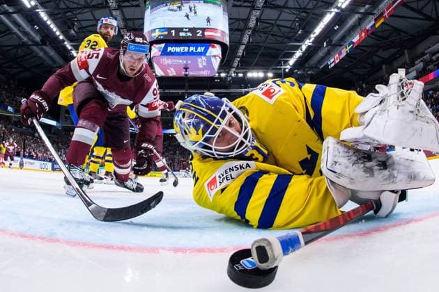 Bilder des Jahres 2023, Sport 05 Mai Sport Themen der Woche KW21 230525 Oskars Batna of Latvia sees the 1-3 goal by Janis Jaks go in behind goaltender Lars Johansson of Sweden during the 2023 IIHF Ice hockey, Eishockey World Championship, WM, Weltmeisterschaft quarterfinal game between Sweden and Latvia on May 25, 2023 in Riga. Photo: Joel Marklund BILDBYRAN kod JM JM0484 bbeng ishockey ice hockey ishockey-vm 2023 ishockey-vm vm 2023 iihf ice hockey world championship kvartsfinal quarterfinal quarterfinals sverige sweden latvia lettland Copyright: JOELxMARKLUND BB230525JM192