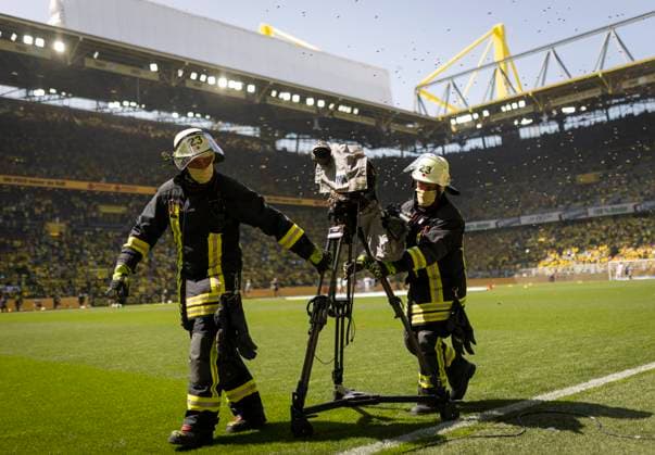Bilder des Jahres 2023, Sport 05 Mai Sport Themen der Woche KW21 Sport Bilder des Tages Dortmund, Germany. 27th Mai, 2023. Bienen befallen Kamera im Signal Iduna Park und muss von der Feuerwehr entfernt werden Borussia Dortmund - FSV Mainz 05 27.05.2023