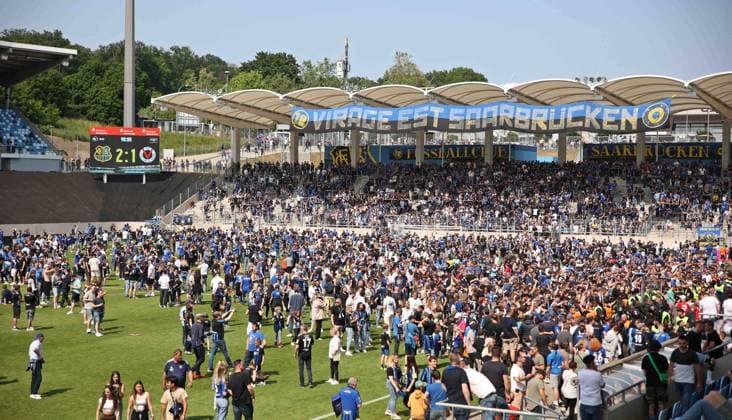 Bilder des Jahres 2023, Sport 05 Mai Sport Themen der Woche KW21 Sport Bilder des Tages 27.05.2023, Fussball, Herren, 3. Liga, Saison 2022 2023, 1. FC Saarbrücken - FC Viktoria Köln, Fans des 1. FC Saarbrücken stürmen das Spielfeld trotz des verpassten Aufstieges in die 2. Liga Saarbrücken Ludwigsparkstadion Saarland Deutschland (DE)