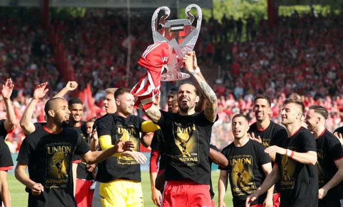 Bilder des Jahres 2023, Sport 05 Mai Sport Themen der Woche KW21 Sport Bilder des Tages Aissa Laidouni, Torwart Lennart Grill, Christopher Trimmel mit CL Pokalattrappe, Josip Juranovicl, Rani Khedira, Robin Knoche, Union Berlin Mannschaft feiert Teilnahme an der Championsleague Freude Emotion Jubel Fußball Fussball Bundesliga Herren DFL 34. Spieltag Saison 2022 2023 27.05.2023 1.FC Union Berlin FCU vs. SV Werder Bremen SVW DFL regulations prohibit any use of photographs as image sequences and or quasi-video.