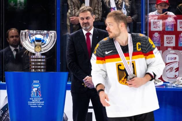 Bilder des Jahres 2023, Sport 05 Mai Sport Themen der Woche KW21 Sport Bilder des Tages 230528 The World Champion trophy and Moritz Müller of Germany during the 2023 IIHF Ice hockey, Eishockey World Championship, WM, Weltmeisterschaft final game between Canada and Germany on May 28, 2023 in Tampere. Photo: Joel Marklund BILDBYRAN kod JM JM0489 bbeng ishockey ice hockey ishockey-vm 2023 ishockey-vm vm 2023 iihf ice hockey world championship final kanada canada germany tyskland Copyright: JOELxMARKLUND BB230528JM145