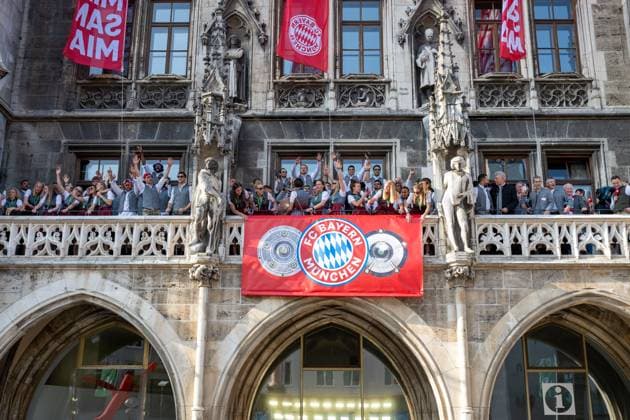 Bilder des Jahres 2023, Sport 05 Mai Sport Themen der Woche KW21 Sport Bilder des Tages Die Teams auf dem Balkon, FC Bayern Muenchen Herren und FC Bayern Muenchen Frauen, Meisterfeier im Rathaus am Marienplatz Muenchen, Fussball, 1. Bundesliga, 28.05.2023 Muenchen Bayern Deutschland