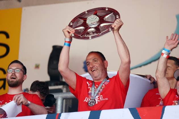 Bilder des Jahres 2023, Sport 05 Mai Sport Themen der Woche KW22 Sport Bilder des Tages 29.05.23 1. FC Heidenheim Augfstiegsfeier Bundesliga Deutschland, Heidenheim, 29.05.2023, Fussball, 2. Bundesliga, 1. FC Heidenheim, Aufstiegsfeier Bundesliga: Frank Schmidt (Trainer) mit der Meisterschale.