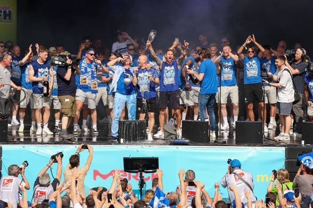 Bilder des Jahres 2023, Sport 05 Mai Sport Themen der Woche KW22 Sport Bilder des Tages Darmstadt, 29.Mai 2024 v.l., SV Darmstadt 98 Aufstiegsfeier v.l., head coach, Trainer Torsten Lieberknecht (SV Darmstadt 98) nimmt einen Bierdusche von Tobias Kempe (SV Darmstadt 98), Die Mannschaft von SV Darmstadt 98 feiert auf der Grosse Bühne, Konfetti, Fans,Stimmung, Schals, Trikots, Emotionen, Karolinenplatz, Pyrotechnik, Pyro, Rauch, Feuer, Randale, Bengalos, Rauchbomben, pirotecnica, fumo, fuoco, Wunderkerzen Copyright: JoaquimxFerreira