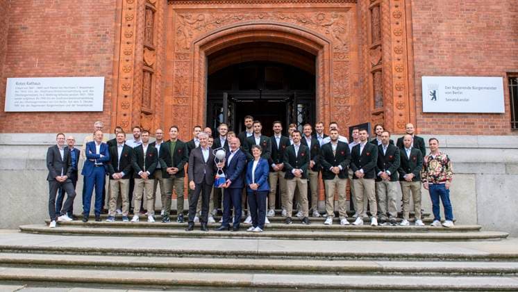 Bilder des Jahres 2023, Sport 06 Juni Sport Themen der Woche KW22 Sport Bilder des Tages Gruppenbild mit dem Team der Fuechse, Frank Steffel und Regierenden Buergermeister Kai Wegner, GER, Wegner empfaengt Fuechse Berlin nach ihrem Europapokal-Erfolg im Roten Rathaus, Handball 1. Bundesliga - Maenner - Saison 2022 2023, 02.06.2023, GER, Wegner empfaengt Fuechse Berlin nach ihrem Europapokal-Erfolg im Roten Rathaus, Handball 1. Bundesliga - Maenner - Saison 2022 2023, 02.06.2023, Foto: Eibner-Pressefoto Uwe Koch Berlin Copyright: xEibner-Pressefoto UwexKochx EP_UKH