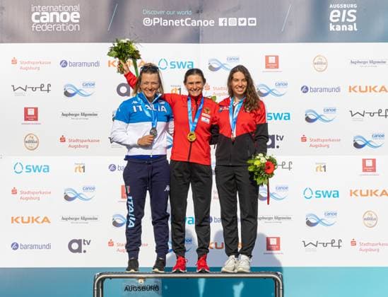 Bilder des Jahres 2023, Sport 06 Juni Sport Themen der Woche KW22 Sport Bilder des Tages Elena Lilik (Kanu-Schwaben Augsburg) 1. Platz, Kajak Damen, Stefanie Horn (Italien), 2. Platz, Viktoria Wolffhardt (Österreich) 3. Platz; Siegerehrung ICF Kanuslalom Weltcup 2023 Augsburg, Eiskanal;
