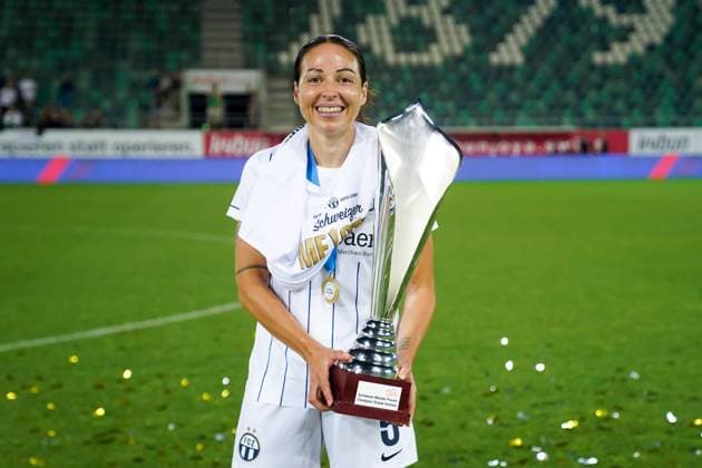 02.06.2023, St. Gallen, Kybunpark, Women s Super League Final: Servette FC Chenois Feminin - FC Zürich Frauen, 5 Vanessa Bernauer (Zürich) poses with the trophy after their championship Final victory St. Gallen kybunpark St. Gallen Switzerland Copyright: xJustPictures.ch DanielaxPorcellix