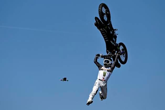Bilder des Jahres 2023, Sport 06 Juni Sport Themen der Woche KW22 Sport Bilder des Tages FMX Freestyler in Action von Drohne gefolgt, Schweiz, 03.06.2023