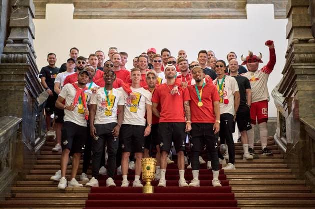 Bilder des Jahres 2023, Sport 06 Juni Sport Themen der Woche KW22 Sport Bilder des Tages 04.06.2023, GER, RB Leipzig. DFB-Pokal, Siegfeier, 2022 2023 Pokalsieger auf den Stufen des Neuen Rathauses zu Leipzig Leipzig Neues Rathaus Sachsen Deutschland