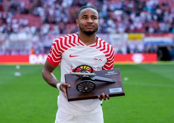Leipzigs Christopher Nkunku bekommt die Torjaegerkanone als Torschuetzenkoenig der Saison mit 16 Treffern. Fussball 1. Bundesliga, 34. Spieltag: RB Leipzig - FC Schalke 04 4:2. 27. Mai 2023: Leipzig, Red Bull Arena. RB Leipzig - FC Schalke 04 4:2