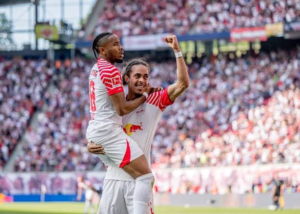 Leipzigs Yussuf Poulsen jubelt nach seinem Treffer zum 3:2 mit Christopher Nkunku. Fussball 1. Bundesliga, 34. Spieltag: RB Leipzig - FC Schalke 04 4:2. 27. Mai 2023: Leipzig, Red Bull Arena. RB Leipzig - FC Schalke 04 4:2