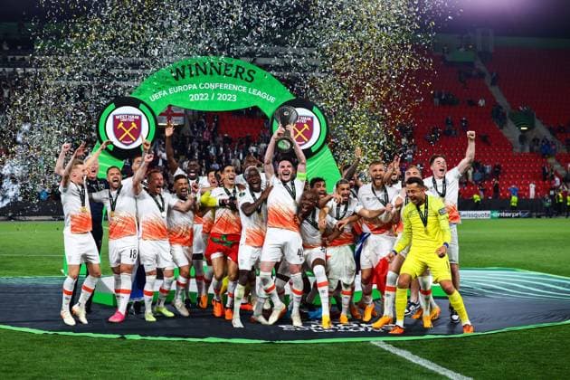 Bilder des Jahres 2023, Sport 06 Juni Bilder des Jahres 2023, Sport 06 Juni Sport Themen der Woche KW23 Sport Bilder des Tages Mandatory Credit: Photo by Simon Dael Shutterstock (13949243cd) Declan Rice of West Ham United and his team mates celebrate victory and lift the Europa conference league trophy Fiorentina v West Ham United, UEFA Europa Conference League, Final, Football, Fortuna Arena, Prague, Czech Republic - 07 Jun 2023 EDITORIAL USE ONLY No use with unauthorised audio, video, data, fixture lists, club league logos or live services. Online in-match use limited to 120 images, no video emulation. No use in betting, games or single club league player publications. Fiorentina v West Ham United, UEFA Europa Conference League, Final, Football, Fortuna Arena, Prague, Czech Republic - 07 Jun 2023 EDITORIAL USE ONLY No use with unauthorised audio, video, data, fixture lists, club league logos or live services. Online in-match use limited to 120 images, no video emulation. No use in betting, games or single club league player publications. Copyright: xSimonxDael Shutterstockx 13949243cd