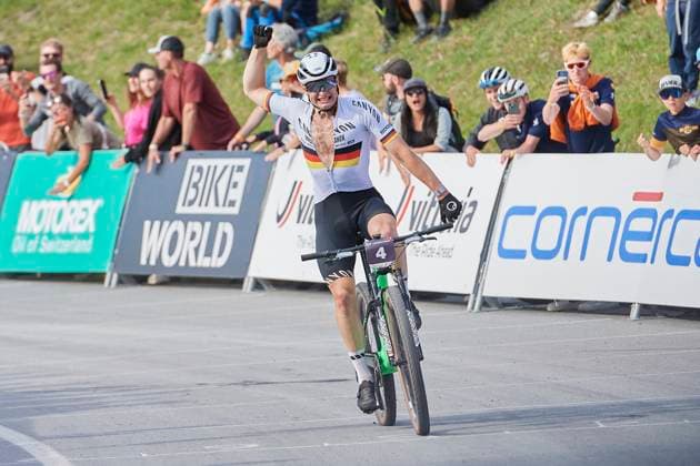 Bilder des Jahres 2023, Sport 06 Juni Sport Themen der Woche KW23 2023 UCI Mountain Bike World Series XCC World Cup Men Elite, Lenzerheide, Schweiz Lenzerheide, Schweiz. 9. Juni 2023. Zieleinfahrt des Siegers SCHWARZBAUER Luca CANYON CLLCTV im Cross Country Short Track der Herren Elite am UCI Mountain Bike World Series World Cup 2023 in Lenzerheide.