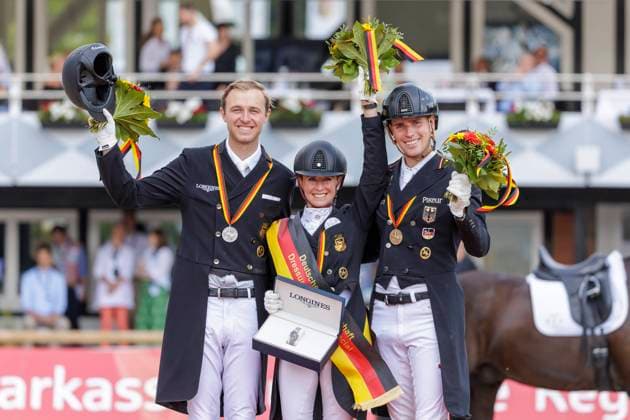 Bilder des Jahres 2023, Sport 06 Juni Sport Themen der Woche KW23 BALVE - Longines Optimum 2023, BALVE - Longines Optimum 2023 ROTHENBERGER Soenke (GER), BREDOW-WERNDL Jessica von (GER), WANDRES Frederic (GER) Siegerehrung Meisterehrung Grand Prix Special Deutsche Meisterschaft Dressur 2023 Preis der Klaus Rheinberger Stiftung Balve, Reitanlage Schloss Wocklum 10. June 2023 -
