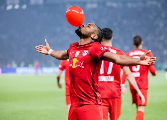 Leipzigs Christopher Nkunku jubelt nach seinem Treffer zum 1:0 und blaest einen roten Luftballon auf. DFB-Pokalfinale 2023 Eintracht Frankfurt - RB Leipzig 0:2. 3. Juni 2023 Olympiastadion, Berlin. SG Eintracht Frankfurt - RB Leipzig 0:2