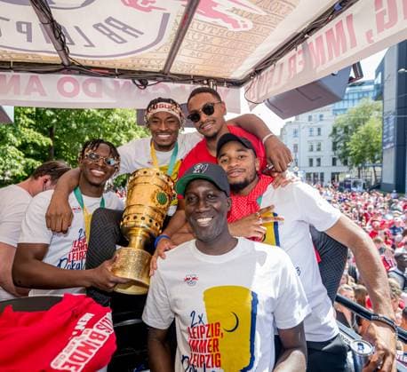 Das Team von RB Leipzig faehrt mit einem Autokorso vom neuen Rathaus der Stadt zur Festwiese, hier Amadou Haidara, Mohamed Simakan, Abdou Diallo, Christopher Nkunku und Teammanager Babacar N Diaye. Autokorso RB Leipzig nach dem DFB-Pokalfinale 2023 gegen Eintracht Frankfurt. 4. Juni 2023 Leipzig (Sachsen). Autokorso RB Leipzig Pokalfinale 2023