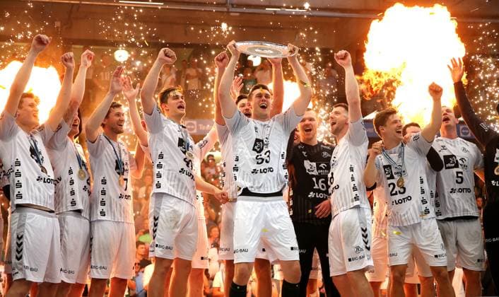 Bilder des Jahres 2023, Sport 06 Juni Sport Themen der Woche KW23 BAU 11.06.2023 Göppingen Handball Frisch Auf! Göppingen vs. THW Kiel, Kiel feiert die Meisterschaft, Nikola Bilyk mit der Meisterschale