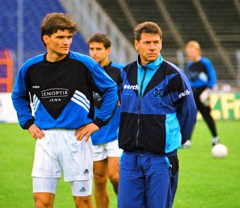 RECORD DATE NOT STATED Aus 2. BL.Saison 1995 96 Hannover 96 - FC Carl-Zeiss Jena 1:1 am 11.11.1995. Im Foto: Jena Trainer Eberhard Vogel mit Dejan Raickovic