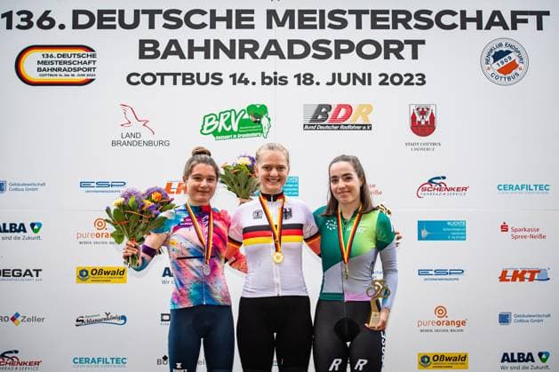 Bilder des Jahres 2023, Sport 06 Juni Sport Themen der Woche KW24 Sport Bilder des Tages CZAPLA Justyna, DOPJANS Hanna, JÄHRIG Fabienne: DM Bahn 2023 - Cottbus CZAPLA Justyna ( GER ) CANYON SRAM Racing Generation Second Place - DOPJANS Hanna ( GER ) - RSV Irschenberg Winner - First Place - JÄHRIG Fabienne ( GER ) MAXX-Solar ROSE Women Racing Third Place Award Ceremony - Medal Ceremony - Podium - Querformat - quer - horizontal - Landscape - Event Veranstaltung: DM Bahn 2023 - Deutsche Meisterschaft - Category Kategorie: Cycling - Track cycling, Rad, Radsport, Bahnrad, Bahn National Championship - Elite Women - Location Ort: Europe Germany - Brandenburg - Cottbus - Discipline: Scratch - Distance: ... m - Date Datum: 17.06.2023 Saturday Day 4 -