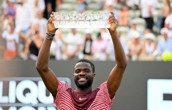 Bilder des Jahres 2023, Sport 06 Juni Sport Themen der Woche KW24 Sport Bilder des Tages Siegerehrung Ehrung mit Trophaee Frances Tiafoe (USA) Tennis Herren BOSS Open Finale Boss Open ATP, Tennis Herren 250 Stuttgart 2023 Weissenhof 18.06.2022 BOSS Open ATP 250 Stuttgart 2023
