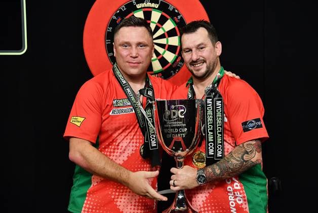 Bilder des Jahres 2023, Sport 06 Juni Sport Themen der Woche KW24 Sport Bilder des Tages 18.06.2023, xhbx, Dart World Cup of Darts, emspor, v.l. Gerwyn Price (Wales), Jonny Clayton (Wales) mit Pokal, Siegerehrung jubeln jubelt nach Spielende. (DFL DFB REGULATIONS PROHIBIT ANY USE OF PHOTOGRAPHS as IMAGE SEQUENCES and or QUASI-VIDEO) Frankfurt am Main