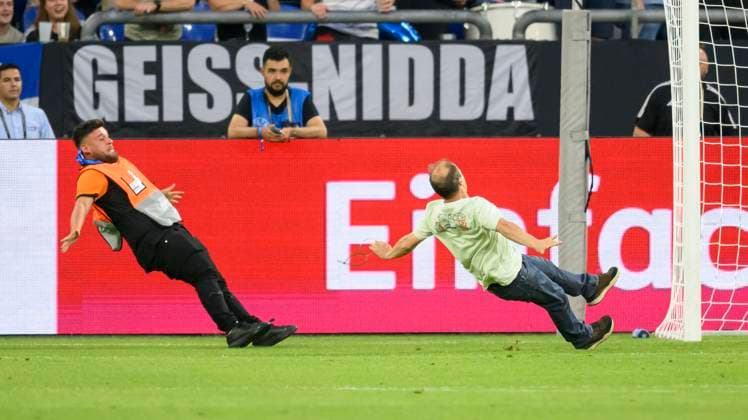 Bilder des Jahres 2023, Sport 06 Juni Sport Themen der Woche KW25 Sport Bilder des Tages ein Flitzer der - letzten Generation - auf dem Rasen rutscht aus, ebenso ein Ordner, kurios Fussball Freundschaftsspiel, Deutschland (GER) - Kolumbien (COL), am 20.06.2023 in Gelsenkirchen Deutschland. Â