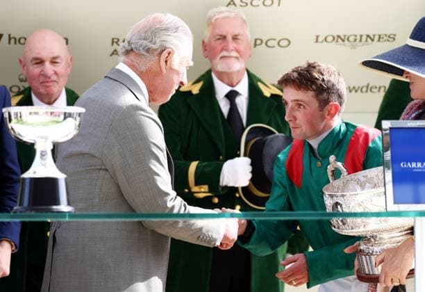 Bilder des Jahres 2023, Sport 06 Juni Sport Themen der Woche KW25 Mandatory Credit: Photo by James Marsh Shutterstock (13977137bj) HM King Charles III presents the trophy to Chris Hayes the jockey of Tahiyra the winning horse in the Coronation Stakes. Royal Ascot, Day Four, Horse Racing, Ascot Racecourse, Berkshire, UK - 23 Jun 2023 Royal Ascot, Day Four, Horse Racing, Ascot Racecourse, Berkshire, UK - 23 Jun 2023 Copyright: xJamesxMarsh Shutterstockx 13977137bj