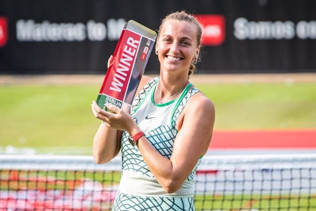 Bilder des Jahres 2023, Sport 06 Juni Sport Themen der Woche KW25 Sport Bilder des Tages Bett1 Open WTA, Tennis Damen 500. Berlin, 24.06.2023 Petra Kvitova (Tschechien) feiert den Titel und hebt die Trophaee Bett1 Open Finale WTA 500. Steffi Graf Stadion, Rot-Weiss Tennis Club, Berlin, 24.06.2023 Bett1Open Copyright: xBEAUTIFULxSPORTS LucianoxLimax