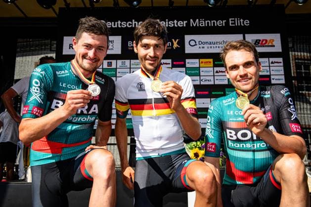 Bilder des Jahres 2023, Sport 06 Juni Sport Themen der Woche KW25 Sport Bilder des Tages DENZ Nico, BUCHMANN Emanuel, SCHACHMANN Maximilian: National Championships Road cycling, Rad, Radsport, Strasse 2023 - RR Elite Men DENZ Nico ( GER ) - Second Place - BUCHMANN Emanuel ( GER ) - Winner - First Place - SCHACHMANN Maximilian ( GER ) Third Place - BORA - HANSGROHE ( BOH ) - GER Award Ceremony Medal Ceremony Podium - Querformat - quer - horizontal - Landscape - Event Veranstaltung: National Championships - Road Cycling - Category Kategorie: Cycling - Road Cycling - Elite Men - Location Ort: Europe Germany - Baden Württemberg - Start: Donaueschingen - Finish - Bad Dürrheim ( Baden Württemberg ) - Discipline: Road Race ( RR ) - National Championships - Distance: 215 km - Date Datum: 25.06.2023 Sunday -