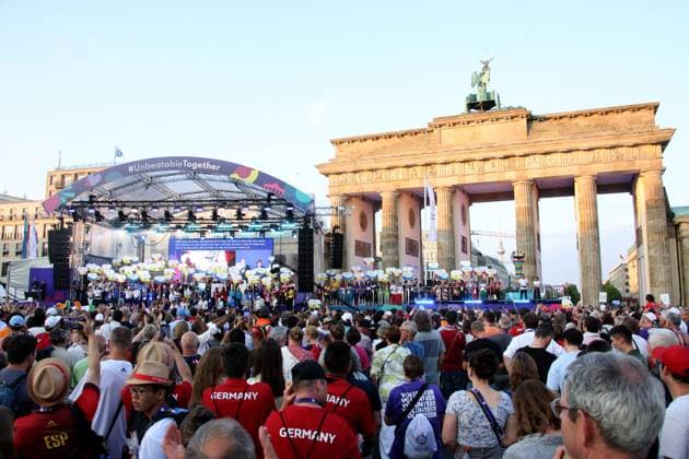 Bilder des Jahres 2023, Sport 06 Juni Sport Themen der Woche KW25 Sport Bilder des Tages DEU, Special Olympics Abschlussfeier, 25.06.2023, Brandenburger Tor, Berlin, DEU, Special Olympics Abschlussfeier, im Bild Alle Nationen kamen noch einmal zusammen Foto: Juergen Engler nordphoto GmbH