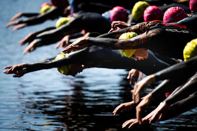 Sport Themen der Woche KW26 Bilder des Jahres 2023, Sport 06 Juni Sport Bilder des Tages 230629 Deltagare vid starten av simmomentet i triathlon under dag 3 av SM-veckan den 29 juni 2023 i Umea. Copyright: SIMONxELIASSON BB230629SE020