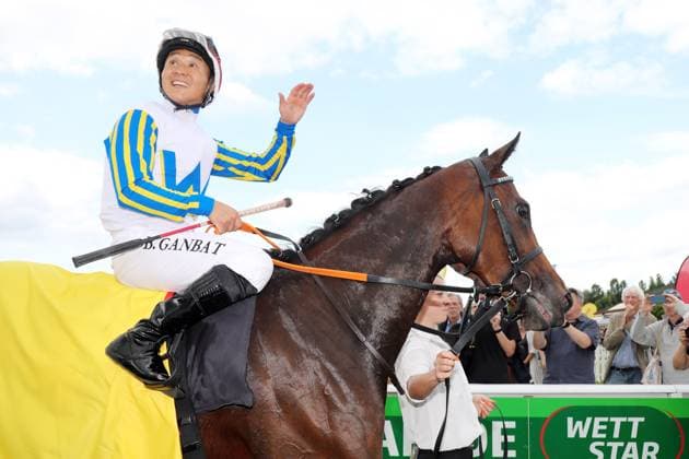 Bilder des Jahres 2023, Sport 06 Juni Sport Bilder des Tages 30.06.2023, Hamburg, Hansestadt-Hamburg, GER - Clever Candy mit Bayarsaikhan Ganbat nach dem Sieg im Grossen Preis von Lotto Hamburg. Galopprennbahn Hamburg-Horn. (Pferd, Jockey, Clever Candy, Ganbat, Sieg) 230630D710HAMBURG.JPG