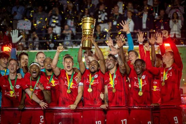 Fussball Berlin 03.06.2023 Saison 2022 2023 DFB Pokalfinale RB Leipzig - Eintracht Frankfurt RB Leipzig gewinnt den DFB-Pokal Willi Orban (Leipzig, No.04) mit Pokal Daniel Olmo Carvajal (Leipzig, No.07) Mohamed Simakan (Leipzig, No.02) Benjamin Henrichs (Leipzig, No.39) Christopher Nkunku (Leipzig, No.18) Dominik Szoboszlai (Leipzig, No.17) Amadou Haidara (Leipzig, No.08) Yussuf Poulsen (Leipzig, No.09) und andere