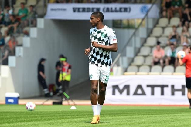 GER, Freundschaftsspiel, SV Werder Bremen vs SV Drochtersen Assel 09.07.2023, Stadion am Berliner Ring, Verden (Aller), GER, Freundschaftsspiel, SV Werder Bremen vs SV Drochtersen Assel im Bild picture shows Aufwaermtraining Dehnuebung Springuebung Daniel Ihendu (SV Werder Bremen h25)