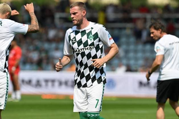 GER, Freundschaftsspiel, SV Werder Bremen vs SV Drochtersen Assel 09.07.2023, Stadion am Berliner Ring, Verden (Aller), GER, Freundschaftsspiel, SV Werder Bremen vs SV Drochtersen Assel im Bild picture shows Aufwaermtraining Dehnuebung Springuebung Marvin Ducksch (Werder Bremen 07)