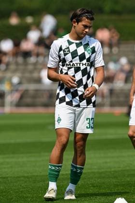 GER, Freundschaftsspiel, SV Werder Bremen vs SV Drochtersen Assel 09.07.2023, Stadion am Berliner Ring, Verden (Aller), GER, Freundschaftsspiel, SV Werder Bremen vs SV Drochtersen Assel im Bild picture shows Aufwaermtraining Dehnuebung Springuebung Ethan Kohler (Werder Bremen 33)