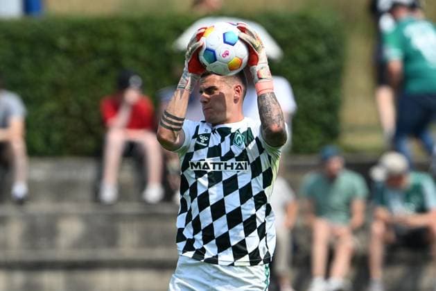 GER, Freundschaftsspiel, SV Werder Bremen vs SV Drochtersen Assel 09.07.2023, Stadion am Berliner Ring, Verden (Aller), GER, Freundschaftsspiel, SV Werder Bremen vs SV Drochtersen Assel im Bild picture shows Aufwaermtraining Dehnuebung Springuebung Torwart Michael Zetterer (Werder Bremen 30)