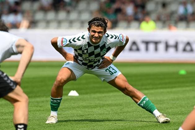 GER, Freundschaftsspiel, SV Werder Bremen vs SV Drochtersen Assel 09.07.2023, Stadion am Berliner Ring, Verden (Aller), GER, Freundschaftsspiel, SV Werder Bremen vs SV Drochtersen Assel im Bild picture shows Aufwaermtraining Dehnuebung Springuebung Ethan Kohler (Werder Bremen 33)