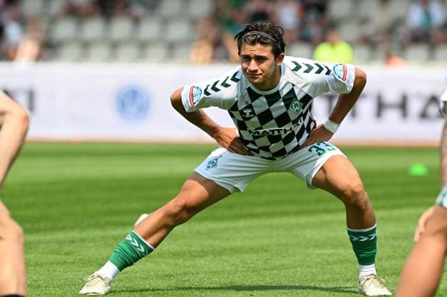 GER, Freundschaftsspiel, SV Werder Bremen vs SV Drochtersen Assel 09.07.2023, Stadion am Berliner Ring, Verden (Aller), GER, Freundschaftsspiel, SV Werder Bremen vs SV Drochtersen Assel im Bild picture shows Aufwaermtraining Dehnuebung Springuebung Ethan Kohler (Werder Bremen 33)