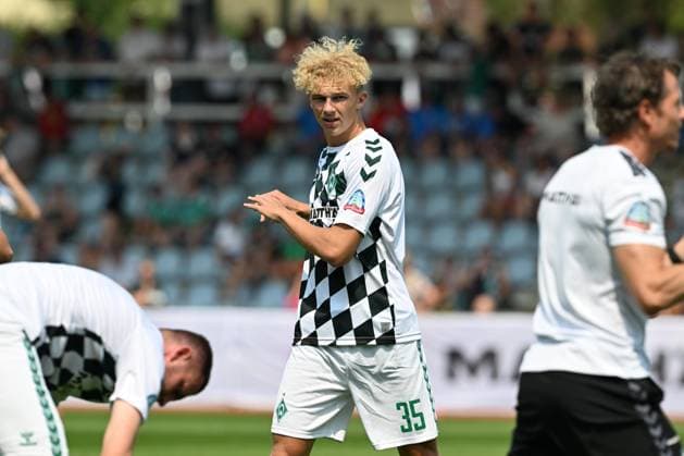 GER, Freundschaftsspiel, SV Werder Bremen vs SV Drochtersen Assel 09.07.2023, Stadion am Berliner Ring, Verden (Aller), GER, Freundschaftsspiel, SV Werder Bremen vs SV Drochtersen Assel im Bild picture shows Aufwaermtraining Dehnuebung Springuebung Leon Opitz (Werder Bremen h35)