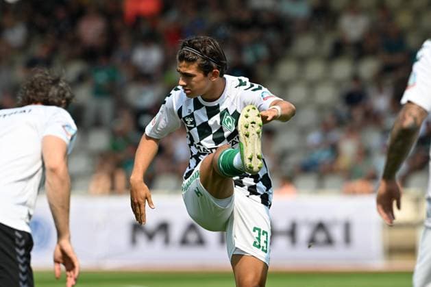 GER, Freundschaftsspiel, SV Werder Bremen vs SV Drochtersen Assel 09.07.2023, Stadion am Berliner Ring, Verden (Aller), GER, Freundschaftsspiel, SV Werder Bremen vs SV Drochtersen Assel im Bild picture shows Aufwaermtraining Dehnuebung Springuebung Ethan Kohler (Werder Bremen 33)